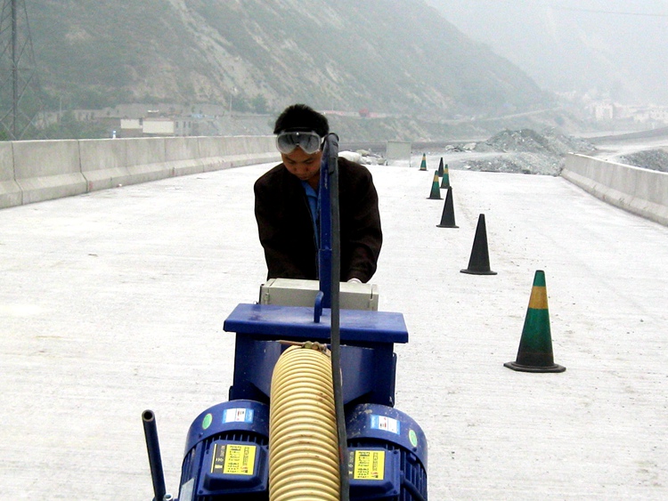 移動式拋丸機(jī)對高速公路進(jìn)行處理